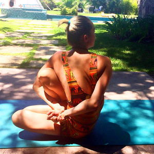 https://instagram.com/p/6S-qAHQzEY/?taken-by=mileycyrus Courtesy Miley Cyrus Miley Cyrus instagram yoga